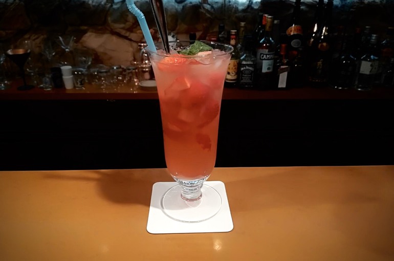 苺とパッションフルーツのカクテル